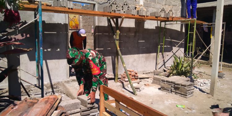 Wujud Kepedulian TNI, Babinsa Koramil Udanawu Renovasi Rumah Tak Layak Huni Milik Warga Sumbersari