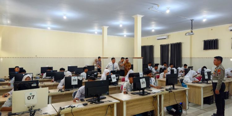 Bukan Sekadar Tren, Polres Kediri Ajak Siswa SMAN 1 Pare Kenali AI