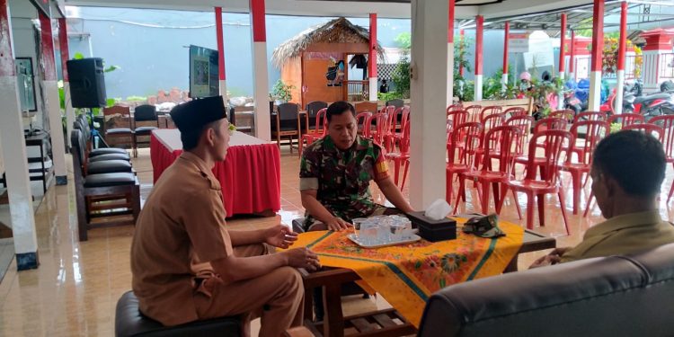 Tingkatkan Kondusifitas Wilayah, Babinsa Ngadirejo Gelar Komsos Bersama Aparat Kelurahan