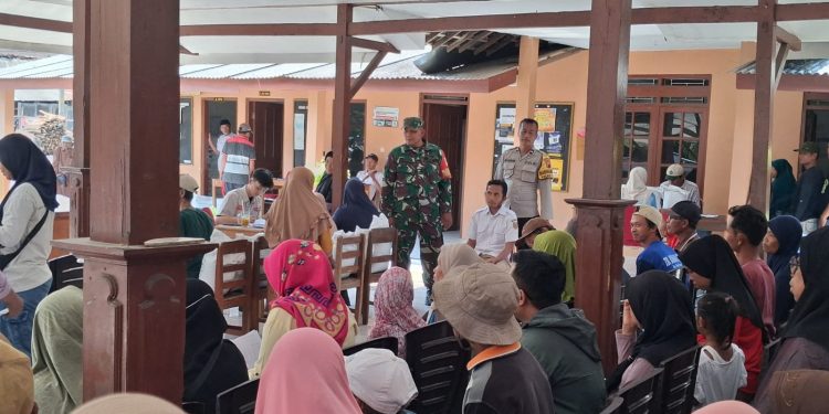 Babinsa dan Bhabinkamtibmas Kawal Penyaluran Bantuan Beras