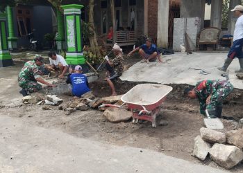 Babinsa Tanggan Turun Tangan Bangun Talud, Warga Makin Semangat Bergotong Royong