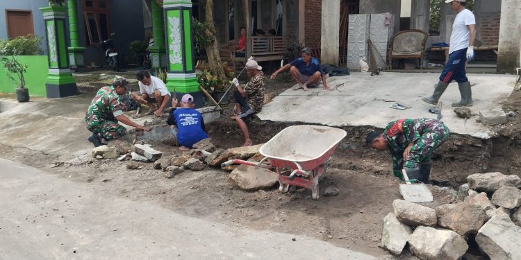 Babinsa Tanggan Turun Tangan Bangun Talud, Warga Makin Semangat Bergotong Royong