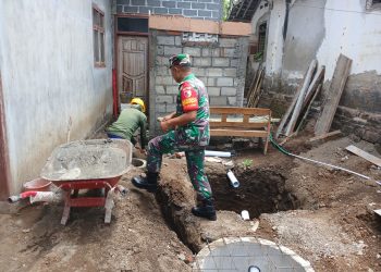 Wujudkan Lingkungan Sehat, Babinsa Posramil Selopuro Gotong Royong Bangun MCK Warga