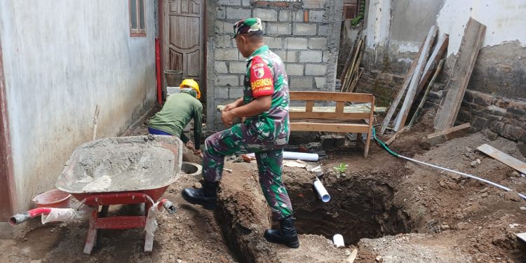Wujudkan Lingkungan Sehat, Babinsa Posramil Selopuro Gotong Royong Bangun MCK Warga