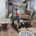 Wujudkan Lingkungan Sehat, Babinsa Posramil Selopuro Gotong Royong Bangun MCK Warga