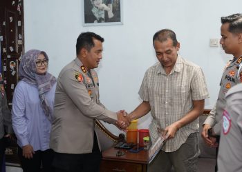 HUT Lalu Lintas Bhayangkara ke-71, Kapolres Kediri kunjungi Anggota yang Sakit