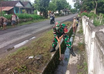 Wujud Kepedulian Lingkungan, Babinsa Koramil Udanawu Bersama Warga Gelar Karya Bakti Saluran Irigasi