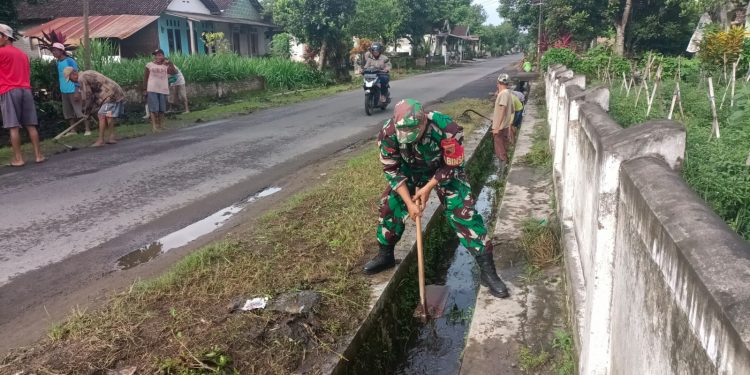 Wujud Kepedulian Lingkungan, Babinsa Koramil Udanawu Bersama Warga Gelar Karya Bakti Saluran Irigasi