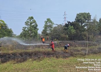 Polsek Batam Kota Bersama Damkar BP Batam Sigap Tangani Kebakaran Ilalang di Lahan Kosong Barcelona Residen