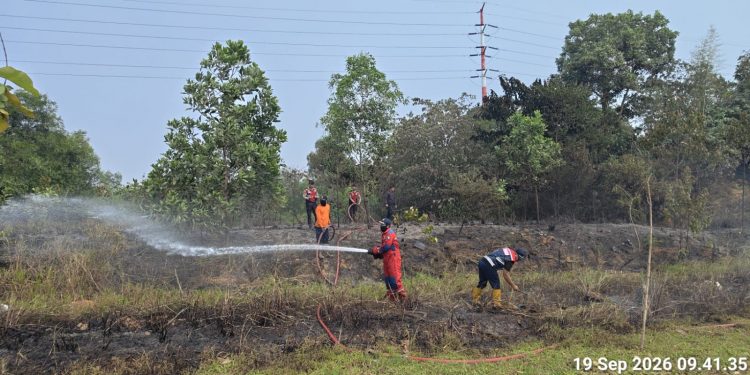 Polsek Batam Kota  Bersama Damkar BP Batam Sigap Tangani Kebakaran Ilalang di Lahan Kosong Barcelona Residen