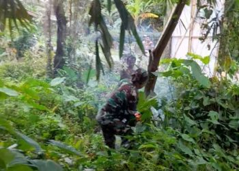 Babinsa Koramil Gandusari Bersama Warga Gotong Royong Bersihkan Lingkungan Demi Keselamatan Bersama