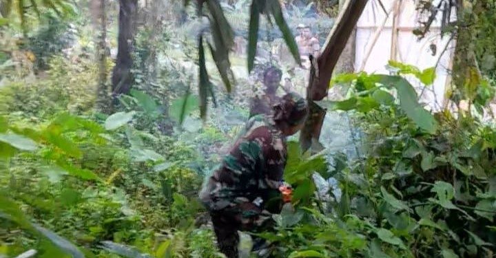 Babinsa Koramil Gandusari Bersama Warga Gotong Royong Bersihkan Lingkungan Demi Keselamatan Bersama