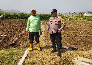 Lahan Tak Harus Luas, Bhabinkamtibmas Polsek Tarokan Dorong Warga Perkuat Ketahanan Pangan