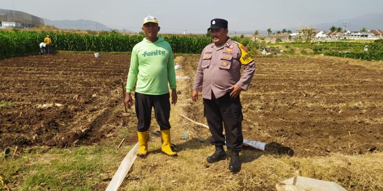 Lahan Tak Harus Luas, Bhabinkamtibmas Polsek Tarokan Dorong Warga Perkuat Ketahanan Pangan