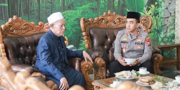 Awali Tugas, Kapolres Jombang Sowan Kiai Ponpes Darul Ulum Rejoso Peterongan